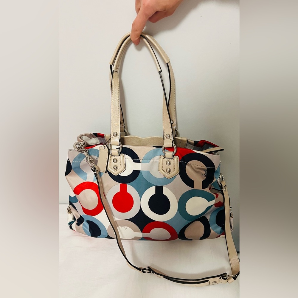Coach beautiful bag, colorful bag and excellent condition.
